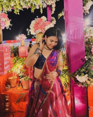 Anjali Kaushik Instagram - Kal main Mansarovar gayi thi garba night ke liye, aur maine drape ki apni mummy ki saari ke niche apni vrindavan se layi huyi underskirt. Iykyk Mera blouse @myzudio se tha aur jewellery @kunj.india & @moonandmei se, jiski wajah se mein chalti phirti morni lag rahi thi. wahaan ka mahaul dekh kar dil khush ho gaya—youth ki bheed, hasi-mazaak aur tyohar ki ladi lagne ki khushi alag. Bahot crazy dance kiya bhai meine toh maja aa gaya kasam se!
Yeh mera favorite time hai—dandiya night, roshni aur saj-dhaj ke lehenga-choli ka jadoo. Maine 9 din ke vrat rakhe the, lekin us raat itne saare khane ki variety dekh kar mujhe khud par control rakhna mushkil ho gaya! Dal bati, litti chokha, burger, pizza, fafda, jalebi, chaat—sab kuch tha, aur sab kuch itna tempting!
Best night ✨⭐️🧿💗🥹
#style #happy #photo #life #navratri2024 #insta #cute #navratri #likesforlike #model #lehengacholi #travel #garbanight #explorepage #liker #girl #explore #selfie #india #beauty #k #lfl #trending #likeback #following #loveyourself #lifestyle #fashion #photoshoot #garba