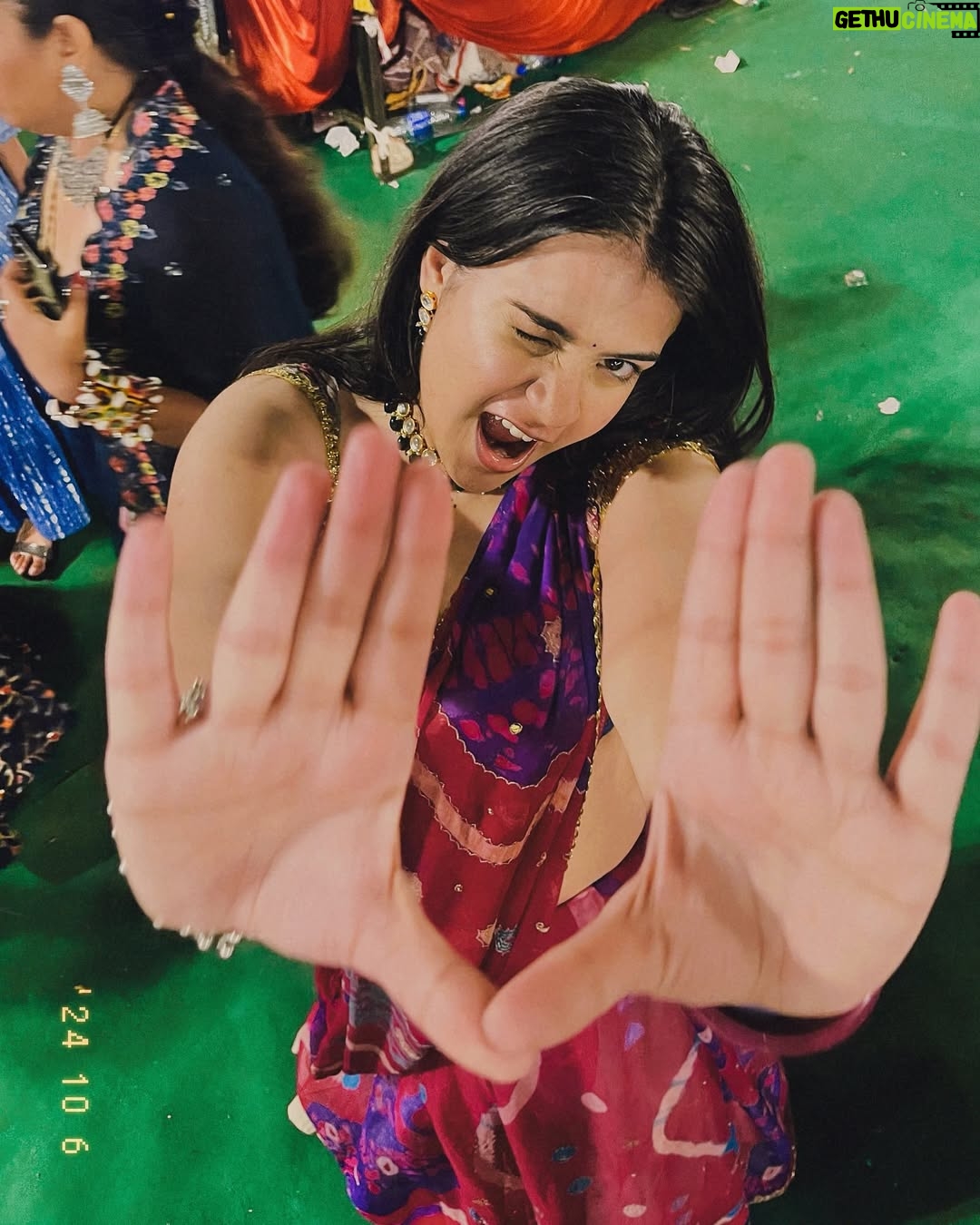 Anjali Kaushik - 8K Likes - Kal main Mansarovar gayi thi garba night ke liye, aur maine drape ki apni mummy ki saari ke niche apni vrindavan se layi huyi underskirt. Iykyk Mera blouse @myzudio se tha aur jewellery @kunj.india & @moonandmei se, jiski wajah se mein chalti phirti morni lag rahi thi. wahaan ka mahaul dekh kar dil khush ho gaya—youth ki bheed, hasi-mazaak aur tyohar ki ladi lagne ki khushi alag. Bahot crazy dance kiya bhai meine toh maja aa gaya kasam se!

Yeh mera favorite time hai—dandiya night, roshni aur saj-dhaj ke lehenga-choli ka jadoo. Maine 9 din ke vrat rakhe the, lekin us raat itne saare khane ki variety dekh kar mujhe khud par control rakhna mushkil ho gaya! Dal bati, litti chokha, burger, pizza, fafda, jalebi, chaat—sab kuch tha, aur sab kuch itna tempting!

Best night ✨⭐️🧿💗🥹

#style #happy #photo #life #navratri2024 #insta #cute #navratri #likesforlike #model #lehengacholi #travel #garbanight #explorepage #liker #girl #explore #selfie #india #beauty #k #lfl #trending #likeback #following #loveyourself #lifestyle #fashion #photoshoot #garba