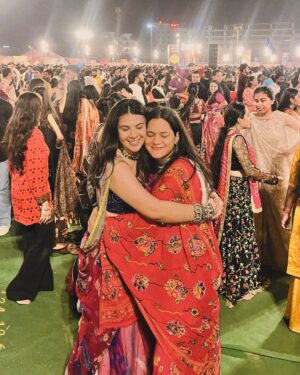 Anjali Kaushik Instagram - Kal main Mansarovar gayi thi garba night ke liye, aur maine drape ki apni mummy ki saari ke niche apni vrindavan se layi huyi underskirt. Iykyk Mera blouse @myzudio se tha aur jewellery @kunj.india & @moonandmei se, jiski wajah se mein chalti phirti morni lag rahi thi. wahaan ka mahaul dekh kar dil khush ho gaya—youth ki bheed, hasi-mazaak aur tyohar ki ladi lagne ki khushi alag. Bahot crazy dance kiya bhai meine toh maja aa gaya kasam se!
Yeh mera favorite time hai—dandiya night, roshni aur saj-dhaj ke lehenga-choli ka jadoo. Maine 9 din ke vrat rakhe the, lekin us raat itne saare khane ki variety dekh kar mujhe khud par control rakhna mushkil ho gaya! Dal bati, litti chokha, burger, pizza, fafda, jalebi, chaat—sab kuch tha, aur sab kuch itna tempting!
Best night ✨⭐️🧿💗🥹
#style #happy #photo #life #navratri2024 #insta #cute #navratri #likesforlike #model #lehengacholi #travel #garbanight #explorepage #liker #girl #explore #selfie #india #beauty #k #lfl #trending #likeback #following #loveyourself #lifestyle #fashion #photoshoot #garba