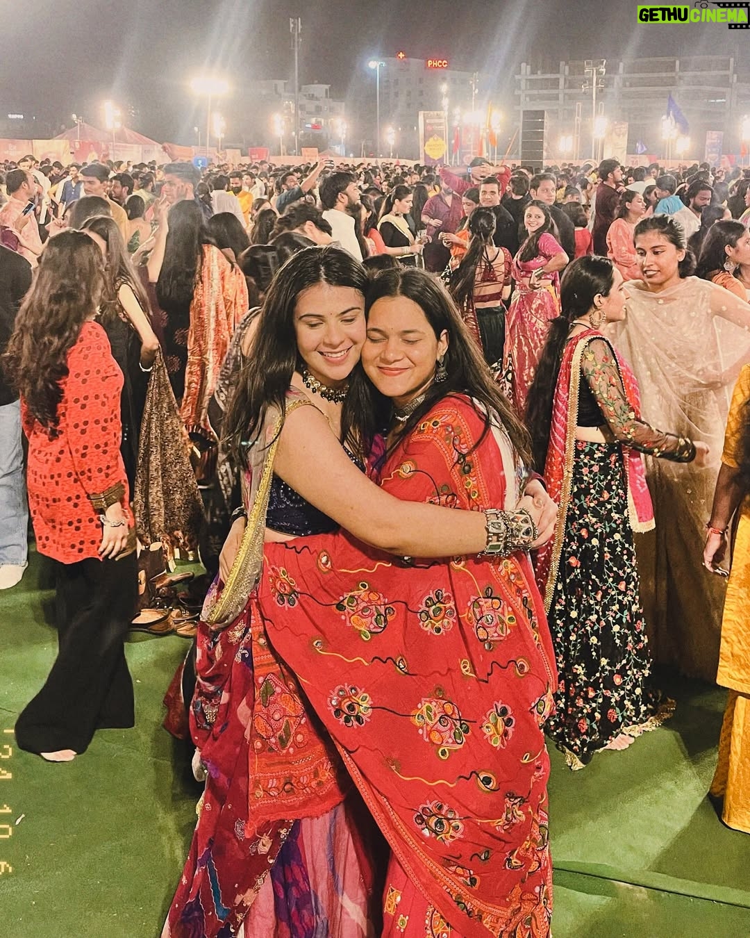 Anjali Kaushik - 8K Likes - Kal main Mansarovar gayi thi garba night ke liye, aur maine drape ki apni mummy ki saari ke niche apni vrindavan se layi huyi underskirt. Iykyk Mera blouse @myzudio se tha aur jewellery @kunj.india & @moonandmei se, jiski wajah se mein chalti phirti morni lag rahi thi. wahaan ka mahaul dekh kar dil khush ho gaya—youth ki bheed, hasi-mazaak aur tyohar ki ladi lagne ki khushi alag. Bahot crazy dance kiya bhai meine toh maja aa gaya kasam se!

Yeh mera favorite time hai—dandiya night, roshni aur saj-dhaj ke lehenga-choli ka jadoo. Maine 9 din ke vrat rakhe the, lekin us raat itne saare khane ki variety dekh kar mujhe khud par control rakhna mushkil ho gaya! Dal bati, litti chokha, burger, pizza, fafda, jalebi, chaat—sab kuch tha, aur sab kuch itna tempting!

Best night ✨⭐️🧿💗🥹

#style #happy #photo #life #navratri2024 #insta #cute #navratri #likesforlike #model #lehengacholi #travel #garbanight #explorepage #liker #girl #explore #selfie #india #beauty #k #lfl #trending #likeback #following #loveyourself #lifestyle #fashion #photoshoot #garba