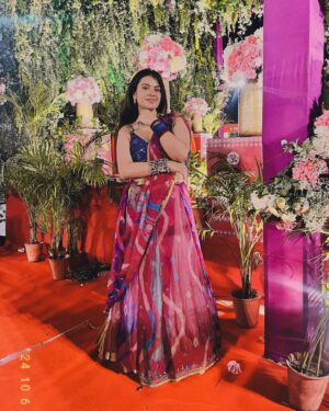 Anjali Kaushik Instagram - Kal main Mansarovar gayi thi garba night ke liye, aur maine drape ki apni mummy ki saari ke niche apni vrindavan se layi huyi underskirt. Iykyk Mera blouse @myzudio se tha aur jewellery @kunj.india & @moonandmei se, jiski wajah se mein chalti phirti morni lag rahi thi. wahaan ka mahaul dekh kar dil khush ho gaya—youth ki bheed, hasi-mazaak aur tyohar ki ladi lagne ki khushi alag. Bahot crazy dance kiya bhai meine toh maja aa gaya kasam se!
Yeh mera favorite time hai—dandiya night, roshni aur saj-dhaj ke lehenga-choli ka jadoo. Maine 9 din ke vrat rakhe the, lekin us raat itne saare khane ki variety dekh kar mujhe khud par control rakhna mushkil ho gaya! Dal bati, litti chokha, burger, pizza, fafda, jalebi, chaat—sab kuch tha, aur sab kuch itna tempting!
Best night ✨⭐️🧿💗🥹
#style #happy #photo #life #navratri2024 #insta #cute #navratri #likesforlike #model #lehengacholi #travel #garbanight #explorepage #liker #girl #explore #selfie #india #beauty #k #lfl #trending #likeback #following #loveyourself #lifestyle #fashion #photoshoot #garba