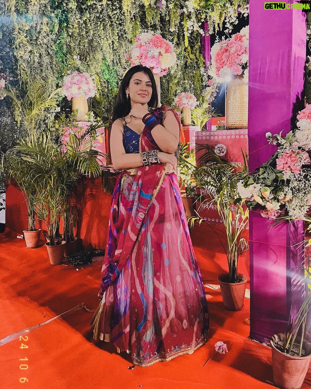 Anjali Kaushik - 8K Likes - Kal main Mansarovar gayi thi garba night ke liye, aur maine drape ki apni mummy ki saari ke niche apni vrindavan se layi huyi underskirt. Iykyk Mera blouse @myzudio se tha aur jewellery @kunj.india & @moonandmei se, jiski wajah se mein chalti phirti morni lag rahi thi. wahaan ka mahaul dekh kar dil khush ho gaya—youth ki bheed, hasi-mazaak aur tyohar ki ladi lagne ki khushi alag. Bahot crazy dance kiya bhai meine toh maja aa gaya kasam se!

Yeh mera favorite time hai—dandiya night, roshni aur saj-dhaj ke lehenga-choli ka jadoo. Maine 9 din ke vrat rakhe the, lekin us raat itne saare khane ki variety dekh kar mujhe khud par control rakhna mushkil ho gaya! Dal bati, litti chokha, burger, pizza, fafda, jalebi, chaat—sab kuch tha, aur sab kuch itna tempting!

Best night ✨⭐️🧿💗🥹

#style #happy #photo #life #navratri2024 #insta #cute #navratri #likesforlike #model #lehengacholi #travel #garbanight #explorepage #liker #girl #explore #selfie #india #beauty #k #lfl #trending #likeback #following #loveyourself #lifestyle #fashion #photoshoot #garba