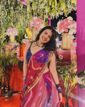 Anjali Kaushik Instagram - Kal main Mansarovar gayi thi garba night ke liye, aur maine drape ki apni mummy ki saari ke niche apni vrindavan se layi huyi underskirt. Iykyk Mera blouse @myzudio se tha aur jewellery @kunj.india & @moonandmei se, jiski wajah se mein chalti phirti morni lag rahi thi. wahaan ka mahaul dekh kar dil khush ho gaya—youth ki bheed, hasi-mazaak aur tyohar ki ladi lagne ki khushi alag. Bahot crazy dance kiya bhai meine toh maja aa gaya kasam se!
Yeh mera favorite time hai—dandiya night, roshni aur saj-dhaj ke lehenga-choli ka jadoo. Maine 9 din ke vrat rakhe the, lekin us raat itne saare khane ki variety dekh kar mujhe khud par control rakhna mushkil ho gaya! Dal bati, litti chokha, burger, pizza, fafda, jalebi, chaat—sab kuch tha, aur sab kuch itna tempting!
Best night ✨⭐️🧿💗🥹
#style #happy #photo #life #navratri2024 #insta #cute #navratri #likesforlike #model #lehengacholi #travel #garbanight #explorepage #liker #girl #explore #selfie #india #beauty #k #lfl #trending #likeback #following #loveyourself #lifestyle #fashion #photoshoot #garba
