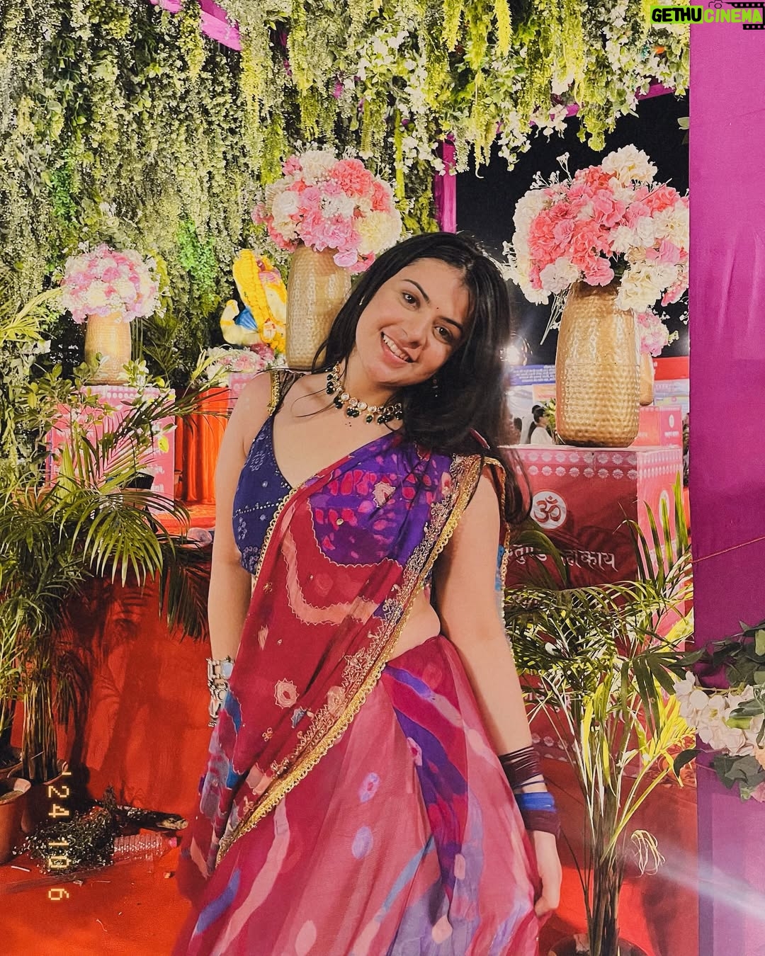 Anjali Kaushik - 8K Likes - Kal main Mansarovar gayi thi garba night ke liye, aur maine drape ki apni mummy ki saari ke niche apni vrindavan se layi huyi underskirt. Iykyk Mera blouse @myzudio se tha aur jewellery @kunj.india & @moonandmei se, jiski wajah se mein chalti phirti morni lag rahi thi. wahaan ka mahaul dekh kar dil khush ho gaya—youth ki bheed, hasi-mazaak aur tyohar ki ladi lagne ki khushi alag. Bahot crazy dance kiya bhai meine toh maja aa gaya kasam se!

Yeh mera favorite time hai—dandiya night, roshni aur saj-dhaj ke lehenga-choli ka jadoo. Maine 9 din ke vrat rakhe the, lekin us raat itne saare khane ki variety dekh kar mujhe khud par control rakhna mushkil ho gaya! Dal bati, litti chokha, burger, pizza, fafda, jalebi, chaat—sab kuch tha, aur sab kuch itna tempting!

Best night ✨⭐️🧿💗🥹

#style #happy #photo #life #navratri2024 #insta #cute #navratri #likesforlike #model #lehengacholi #travel #garbanight #explorepage #liker #girl #explore #selfie #india #beauty #k #lfl #trending #likeback #following #loveyourself #lifestyle #fashion #photoshoot #garba