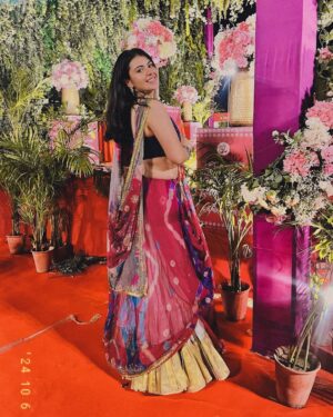 Anjali Kaushik Instagram - Kal main Mansarovar gayi thi garba night ke liye, aur maine drape ki apni mummy ki saari ke niche apni vrindavan se layi huyi underskirt. Iykyk Mera blouse @myzudio se tha aur jewellery @kunj.india & @moonandmei se, jiski wajah se mein chalti phirti morni lag rahi thi. wahaan ka mahaul dekh kar dil khush ho gaya—youth ki bheed, hasi-mazaak aur tyohar ki ladi lagne ki khushi alag. Bahot crazy dance kiya bhai meine toh maja aa gaya kasam se!
Yeh mera favorite time hai—dandiya night, roshni aur saj-dhaj ke lehenga-choli ka jadoo. Maine 9 din ke vrat rakhe the, lekin us raat itne saare khane ki variety dekh kar mujhe khud par control rakhna mushkil ho gaya! Dal bati, litti chokha, burger, pizza, fafda, jalebi, chaat—sab kuch tha, aur sab kuch itna tempting!
Best night ✨⭐️🧿💗🥹
#style #happy #photo #life #navratri2024 #insta #cute #navratri #likesforlike #model #lehengacholi #travel #garbanight #explorepage #liker #girl #explore #selfie #india #beauty #k #lfl #trending #likeback #following #loveyourself #lifestyle #fashion #photoshoot #garba