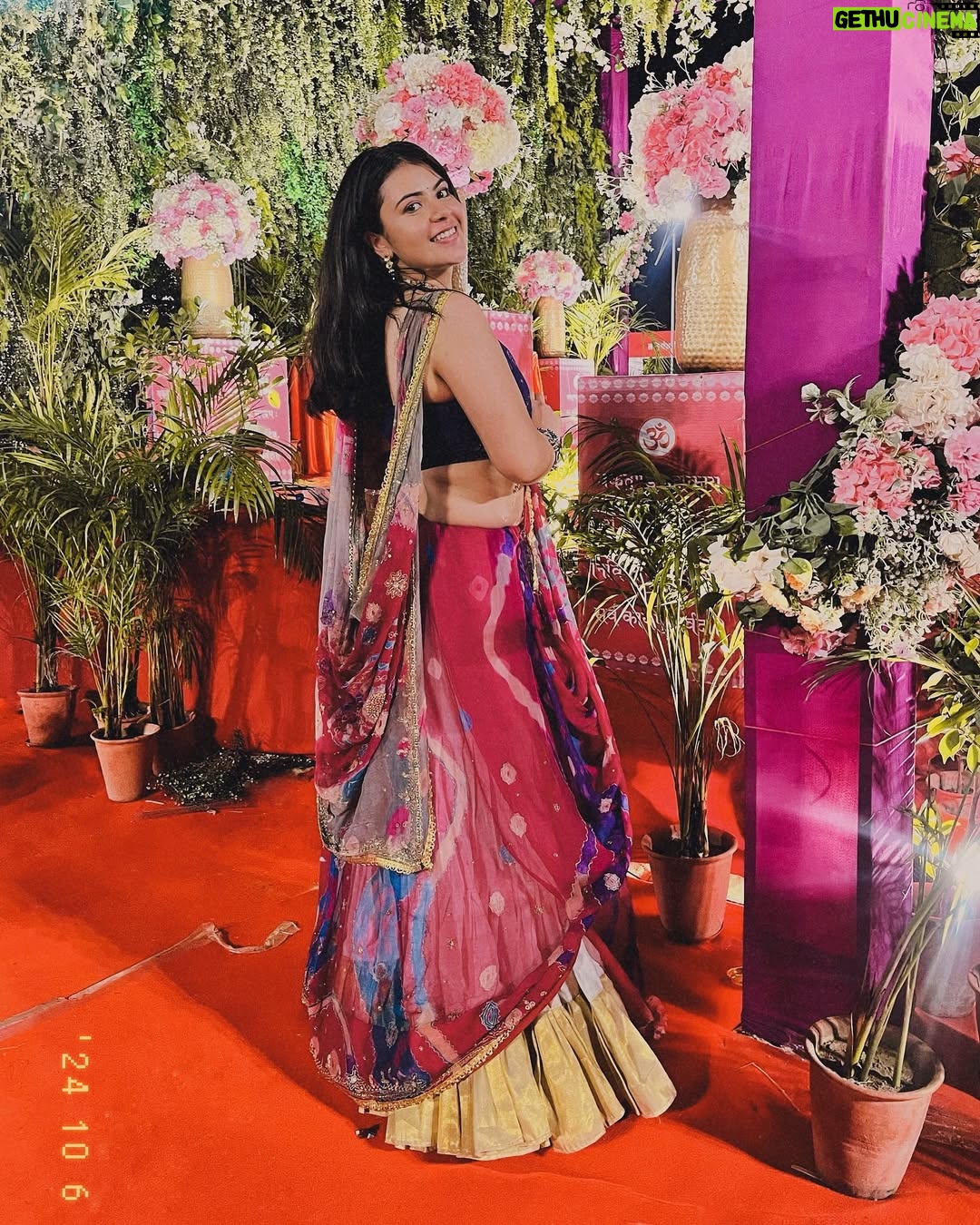 Anjali Kaushik - 8K Likes - Kal main Mansarovar gayi thi garba night ke liye, aur maine drape ki apni mummy ki saari ke niche apni vrindavan se layi huyi underskirt. Iykyk Mera blouse @myzudio se tha aur jewellery @kunj.india & @moonandmei se, jiski wajah se mein chalti phirti morni lag rahi thi. wahaan ka mahaul dekh kar dil khush ho gaya—youth ki bheed, hasi-mazaak aur tyohar ki ladi lagne ki khushi alag. Bahot crazy dance kiya bhai meine toh maja aa gaya kasam se!

Yeh mera favorite time hai—dandiya night, roshni aur saj-dhaj ke lehenga-choli ka jadoo. Maine 9 din ke vrat rakhe the, lekin us raat itne saare khane ki variety dekh kar mujhe khud par control rakhna mushkil ho gaya! Dal bati, litti chokha, burger, pizza, fafda, jalebi, chaat—sab kuch tha, aur sab kuch itna tempting!

Best night ✨⭐️🧿💗🥹

#style #happy #photo #life #navratri2024 #insta #cute #navratri #likesforlike #model #lehengacholi #travel #garbanight #explorepage #liker #girl #explore #selfie #india #beauty #k #lfl #trending #likeback #following #loveyourself #lifestyle #fashion #photoshoot #garba