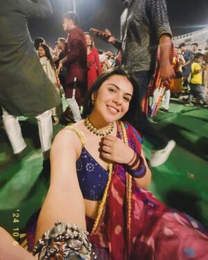 Anjali Kaushik Instagram - Kal main Mansarovar gayi thi garba night ke liye, aur maine drape ki apni mummy ki saari ke niche apni vrindavan se layi huyi underskirt. Iykyk Mera blouse @myzudio se tha aur jewellery @kunj.india & @moonandmei se, jiski wajah se mein chalti phirti morni lag rahi thi. wahaan ka mahaul dekh kar dil khush ho gaya—youth ki bheed, hasi-mazaak aur tyohar ki ladi lagne ki khushi alag. Bahot crazy dance kiya bhai meine toh maja aa gaya kasam se!
Yeh mera favorite time hai—dandiya night, roshni aur saj-dhaj ke lehenga-choli ka jadoo. Maine 9 din ke vrat rakhe the, lekin us raat itne saare khane ki variety dekh kar mujhe khud par control rakhna mushkil ho gaya! Dal bati, litti chokha, burger, pizza, fafda, jalebi, chaat—sab kuch tha, aur sab kuch itna tempting!
Best night ✨⭐️🧿💗🥹
#style #happy #photo #life #navratri2024 #insta #cute #navratri #likesforlike #model #lehengacholi #travel #garbanight #explorepage #liker #girl #explore #selfie #india #beauty #k #lfl #trending #likeback #following #loveyourself #lifestyle #fashion #photoshoot #garba