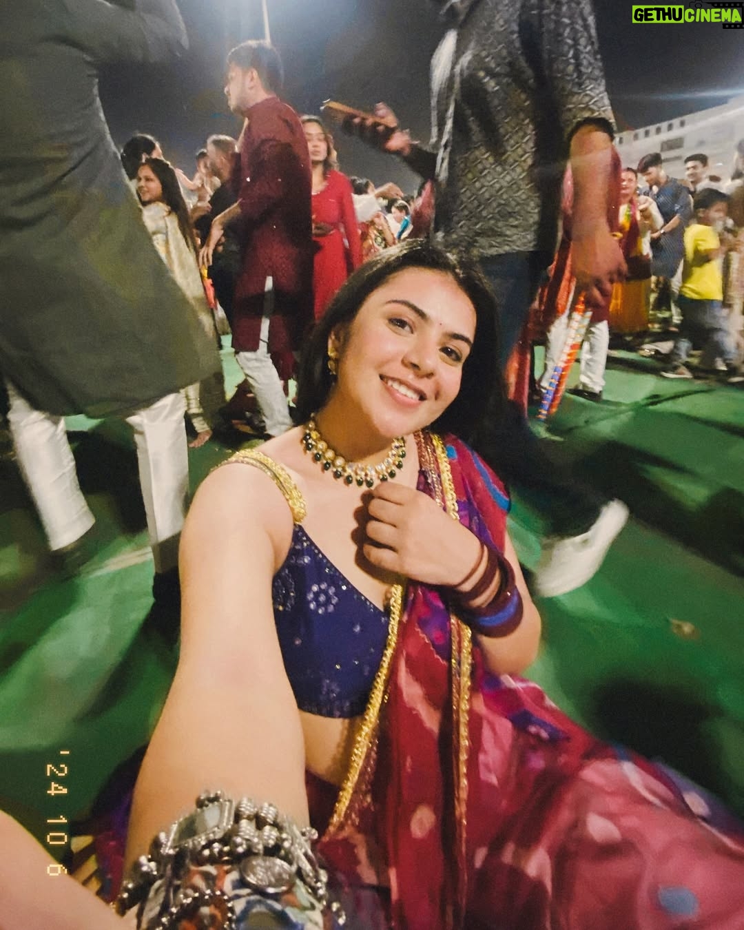 Anjali Kaushik - 8K Likes - Kal main Mansarovar gayi thi garba night ke liye, aur maine drape ki apni mummy ki saari ke niche apni vrindavan se layi huyi underskirt. Iykyk Mera blouse @myzudio se tha aur jewellery @kunj.india & @moonandmei se, jiski wajah se mein chalti phirti morni lag rahi thi. wahaan ka mahaul dekh kar dil khush ho gaya—youth ki bheed, hasi-mazaak aur tyohar ki ladi lagne ki khushi alag. Bahot crazy dance kiya bhai meine toh maja aa gaya kasam se!

Yeh mera favorite time hai—dandiya night, roshni aur saj-dhaj ke lehenga-choli ka jadoo. Maine 9 din ke vrat rakhe the, lekin us raat itne saare khane ki variety dekh kar mujhe khud par control rakhna mushkil ho gaya! Dal bati, litti chokha, burger, pizza, fafda, jalebi, chaat—sab kuch tha, aur sab kuch itna tempting!

Best night ✨⭐️🧿💗🥹

#style #happy #photo #life #navratri2024 #insta #cute #navratri #likesforlike #model #lehengacholi #travel #garbanight #explorepage #liker #girl #explore #selfie #india #beauty #k #lfl #trending #likeback #following #loveyourself #lifestyle #fashion #photoshoot #garba