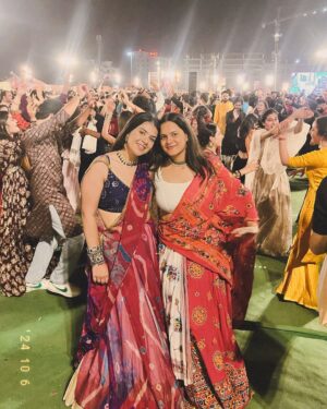 Anjali Kaushik Instagram - Kal main Mansarovar gayi thi garba night ke liye, aur maine drape ki apni mummy ki saari ke niche apni vrindavan se layi huyi underskirt. Iykyk Mera blouse @myzudio se tha aur jewellery @kunj.india & @moonandmei se, jiski wajah se mein chalti phirti morni lag rahi thi. wahaan ka mahaul dekh kar dil khush ho gaya—youth ki bheed, hasi-mazaak aur tyohar ki ladi lagne ki khushi alag. Bahot crazy dance kiya bhai meine toh maja aa gaya kasam se!
Yeh mera favorite time hai—dandiya night, roshni aur saj-dhaj ke lehenga-choli ka jadoo. Maine 9 din ke vrat rakhe the, lekin us raat itne saare khane ki variety dekh kar mujhe khud par control rakhna mushkil ho gaya! Dal bati, litti chokha, burger, pizza, fafda, jalebi, chaat—sab kuch tha, aur sab kuch itna tempting!
Best night ✨⭐️🧿💗🥹
#style #happy #photo #life #navratri2024 #insta #cute #navratri #likesforlike #model #lehengacholi #travel #garbanight #explorepage #liker #girl #explore #selfie #india #beauty #k #lfl #trending #likeback #following #loveyourself #lifestyle #fashion #photoshoot #garba