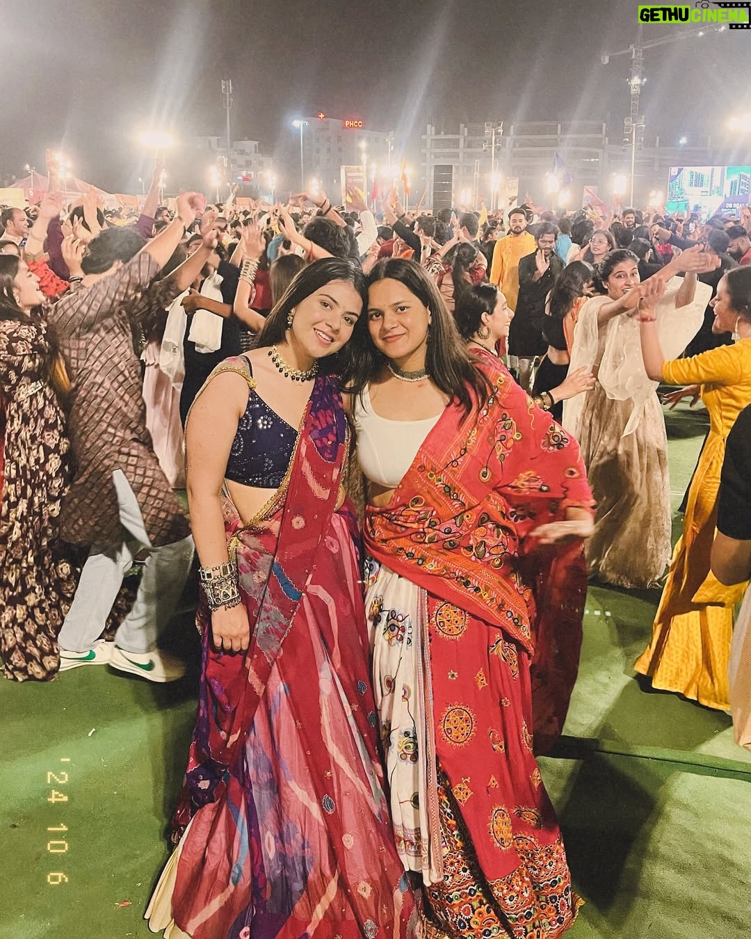 Anjali Kaushik - 8K Likes - Kal main Mansarovar gayi thi garba night ke liye, aur maine drape ki apni mummy ki saari ke niche apni vrindavan se layi huyi underskirt. Iykyk Mera blouse @myzudio se tha aur jewellery @kunj.india & @moonandmei se, jiski wajah se mein chalti phirti morni lag rahi thi. wahaan ka mahaul dekh kar dil khush ho gaya—youth ki bheed, hasi-mazaak aur tyohar ki ladi lagne ki khushi alag. Bahot crazy dance kiya bhai meine toh maja aa gaya kasam se!

Yeh mera favorite time hai—dandiya night, roshni aur saj-dhaj ke lehenga-choli ka jadoo. Maine 9 din ke vrat rakhe the, lekin us raat itne saare khane ki variety dekh kar mujhe khud par control rakhna mushkil ho gaya! Dal bati, litti chokha, burger, pizza, fafda, jalebi, chaat—sab kuch tha, aur sab kuch itna tempting!

Best night ✨⭐️🧿💗🥹

#style #happy #photo #life #navratri2024 #insta #cute #navratri #likesforlike #model #lehengacholi #travel #garbanight #explorepage #liker #girl #explore #selfie #india #beauty #k #lfl #trending #likeback #following #loveyourself #lifestyle #fashion #photoshoot #garba
