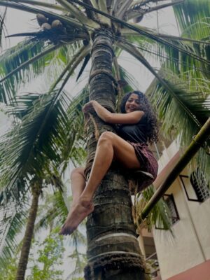 Anjali P Nair Instagram - 🏡 Went home(kerala) this time, so obviously had to climb the coconut tree 😌😌🌴🥥 😝..
(PARAM SUNDARI ft. TENGIL KERI ANJALI…iykyk)😜😜… looooool 🤣
📷: @nair_ash95 😘😘