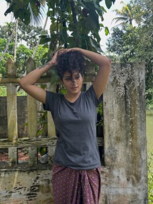 Anjali P Nair Instagram - 🏡 Went home(kerala) this time, so obviously had to climb the coconut tree 😌😌🌴🥥 😝..
(PARAM SUNDARI ft. TENGIL KERI ANJALI…iykyk)😜😜… looooool 🤣
📷: @nair_ash95 😘😘