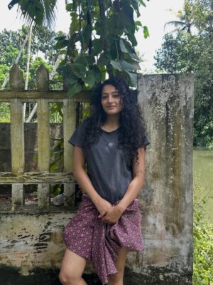 Anjali P Nair Instagram - 🏡 Went home(kerala) this time, so obviously had to climb the coconut tree 😌😌🌴🥥 😝..
(PARAM SUNDARI ft. TENGIL KERI ANJALI…iykyk)😜😜… looooool 🤣
📷: @nair_ash95 😘😘
