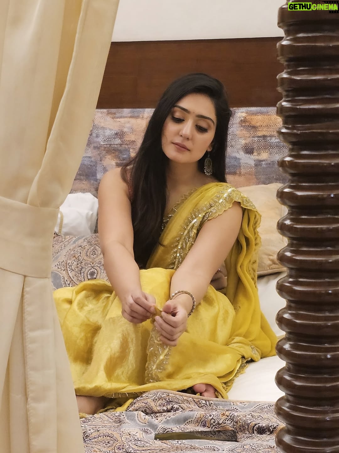 Anjali Tatrari - 40.8K Likes - Never met an outfit that carries both grace and fire like a saree does 🥻♥️

Outfit - @aakriti_by_nandita 

#anjalitatrari #saree