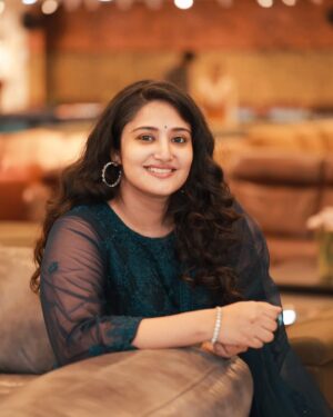 Anjana Jayaprakash Instagram - Anxiety and a whole bouquet of other things.

Photo Courtesy: @shalupeyad
