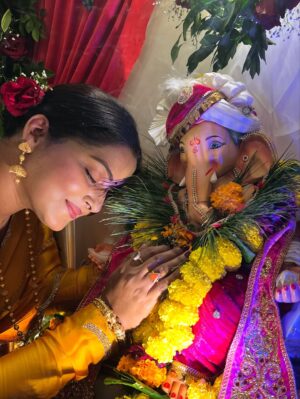 Anjana Singh Instagram - आप बस हमेसा साथ रहना बप्पा 🙏🏻🙏🏻
आप सभी को गणेश चतुर्थी की हार्दिक शुभकामनाएँ 
गणपति बप्पा मोरया 🙏🏻🙏🏻
🌸
🌸
🌸
🌸
#anjanasingh #anjanasinghfans❤️ #ghaneshchaturthi 2k25