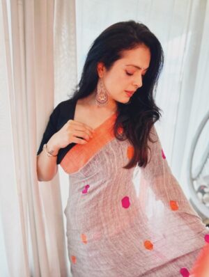 Anjana Sukhani Instagram - National handloom day … ❤️ to all the beautiful artisans of handloom industry … Thanku 🙏🏻