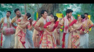 Ankeeta Mahato Instagram - 🌟 Celebrate Rongali Bihu in Style @TRENDS! 🌟
🔥 Amar Rongali Amar Trends is here 💃
 
Audio Credits 
Vocals: @achurjya_borpatra & @kingvictor8720983415 
Song composition: @abinash_priyam_official 
Rap Composition: Victor Das
Music : Pulak Nath
Whistle Anjan Medhi & Hemanta Debnath 
Group vocal parts Keya shivam & Rose.

Video Credits
Produced by : @pratidintime 
Brand: Trends
Concept: @rupamjyoti.cs 
Story & Direction: @rupakdutta_ 
DOP: Pranab Medhi
Edit & Color: Gouri Sankar Das
Makeup: Bhumika Talukdar
Gaffer : Rohini Basumatary
AD: Pranab(Monaco) 
BTS : @vikramdasz 
Production : @tridentbrandcom.in 
Corporate Liason: Himanga Das( Pratidin Times) 
Digital Support: Pratidin Time Official

🎶 Let the dhol, pepa, gogona roll, and the fashion explode! 

#RongaliBihu #FestiveFrenzy #BihuShopping #StyleWithTrends #AmarRongaliAmarTrends #ShopTillYouDrop #BihuFashionFiesta #SpringInStyle #NewTimesNewTrends @highlight @followers