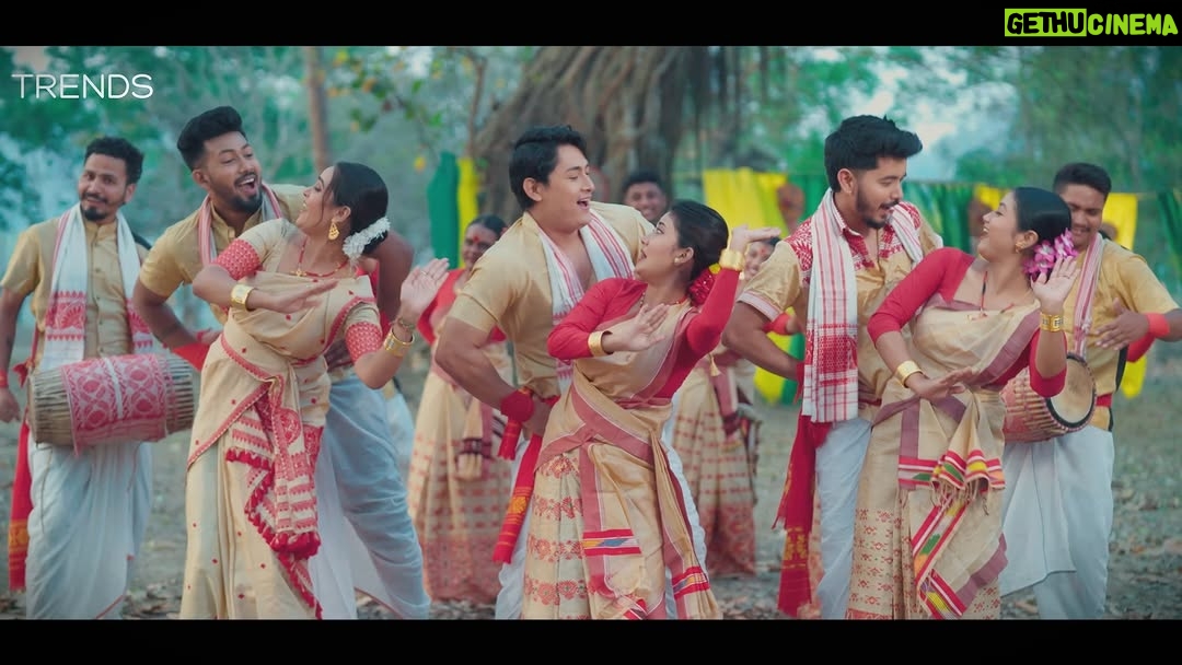 Ankeeta Mahato - 21.1K Likes - 🌟 Celebrate Rongali Bihu in Style @TRENDS! 🌟
🔥 Amar Rongali Amar Trends is here 💃
 
Audio Credits 
Vocals: @achurjya_borpatra & @kingvictor8720983415 
Song composition: @abinash_priyam_official 
Rap Composition: Victor Das
Music : Pulak Nath
Whistle Anjan Medhi & Hemanta Debnath 
Group vocal parts Keya shivam & Rose.

Video Credits
Produced by : @pratidintime 
Brand: Trends
Concept: @rupamjyoti.cs 
Story & Direction: @rupakdutta_ 
DOP: Pranab Medhi
Edit & Color: Gouri Sankar Das
Makeup: Bhumika Talukdar
Gaffer : Rohini Basumatary
AD: Pranab(Monaco) 
BTS : @vikramdasz 
Production : @tridentbrandcom.in 
Corporate Liason: Himanga Das( Pratidin Times) 
Digital Support: Pratidin Time Official

🎶 Let the dhol, pepa, gogona roll, and the fashion explode! 

#RongaliBihu #FestiveFrenzy #BihuShopping #StyleWithTrends #AmarRongaliAmarTrends #ShopTillYouDrop #BihuFashionFiesta #SpringInStyle #NewTimesNewTrends @highlight @followers