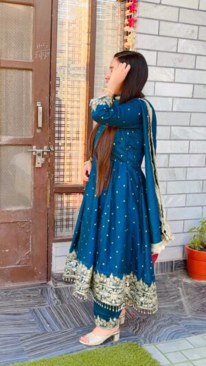 Ankita Chauhan Instagram - outfit by @dress.updressshop33