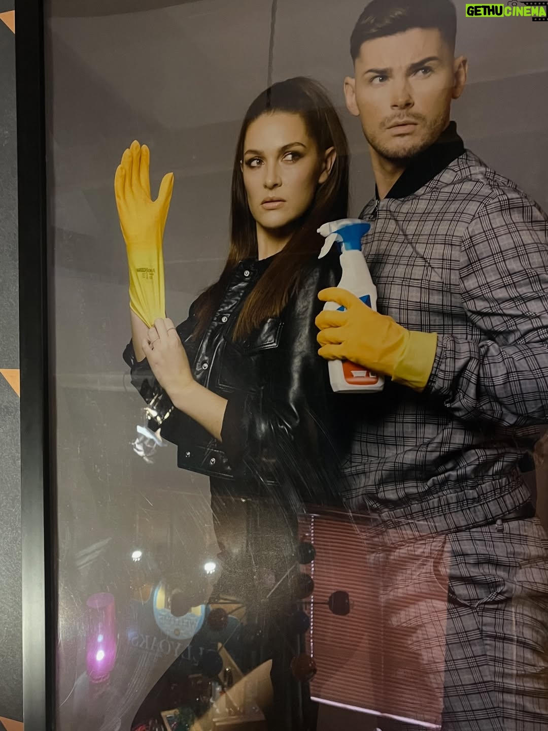 Anna Passey - 3.8K Likes - HOLLYOAKS UNWRAPPED 🎊

This week saw the very first episode of our brand new @hollyoaksofficial Unwrapped on @e4grams 🎉

With @mrkieronrichardson keeping you up to date on all the going’s on of the village and chatting to all your favourite characters and me spilling the goss on our guests and keeping you informed of spoilers to come-what’s not to love?!

We are LOVING making this show- what do you guys think so far?! Who caught Ep1? Who is tuning in next Wednesday?

@jooleea121 
@graham_gallery 
@pepe_sensei
@lucyandthechicks 

📸 Ean Flanders