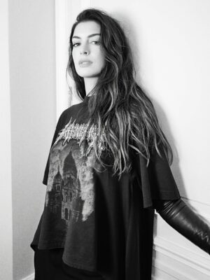 Anne Hathaway Instagram - ❤️‍🔥

photos by @hairbyadir