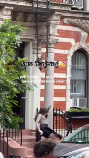 Anne Hathaway Instagram - Twenty years later, still falling for you… 💕 
•
•
•
Video @mayellre