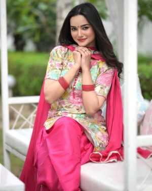 Annie Rana Instagram - 🌸🥰🌹
.
.
Wearing @manu_designer_studio_
.
#pinksuit #pantstraight #gurmanbhullar #gurnambhullarsongs #punjabimodel #punjabisong