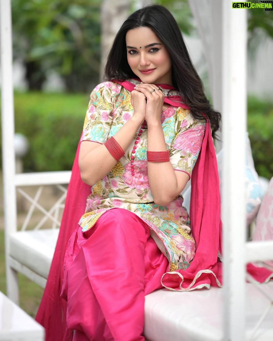 Annie Rana - 7.3K Likes - 🌸🥰🌹
.
.
Wearing @manu_designer_studio_ 
.
#pinksuit  #pantstraight #gurmanbhullar #gurnambhullarsongs #punjabimodel #punjabisong