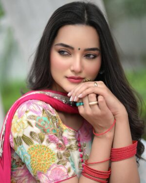 Annie Rana Instagram - 🌸🥰🌹
.
.
Wearing @manu_designer_studio_
.
#pinksuit #pantstraight #gurmanbhullar #gurnambhullarsongs #punjabimodel #punjabisong