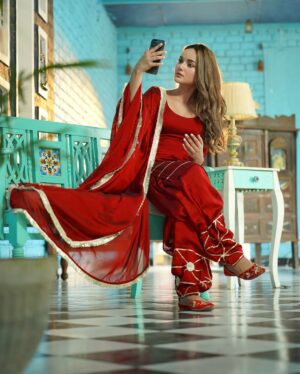Annie Rana Instagram - Suit Pawa Tan Zehar Ban Java 🥰🐍
.
Pictures By : @k_deepp_clicks 📸❤️
.
Makeup By : ME 😋
.
Hair By : @simran_kaur_hairs
.
#newpunjabisong #punjabisuit #redpunjabisuit #punjabimodel
