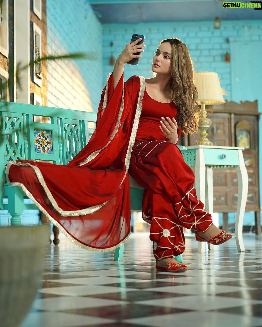Annie Rana - 11.4K Likes - Suit Pawa Tan Zehar Ban Java 🥰🐍
.
Pictures By : @k_deepp_clicks 📸❤️
.
Makeup By : ME 😋
.
Hair By : @simran_kaur_hairs 
.
#newpunjabisong #punjabisuit #redpunjabisuit #punjabimodel
