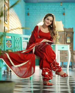 Annie Rana Instagram - Suit Pawa Tan Zehar Ban Java 🥰🐍
.
Pictures By : @k_deepp_clicks 📸❤️
.
Makeup By : ME 😋
.
Hair By : @simran_kaur_hairs
.
#newpunjabisong #punjabisuit #redpunjabisuit #punjabimodel
