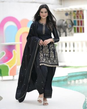 Annie Rana Instagram - Love For Black Suit is Endless 🥰❤️
.
Outfit From @the_amore_official ❤️
.
.
#blacksuit #preetharpal #punjabisuit #blackpunjabisuit #newpunjabisong
