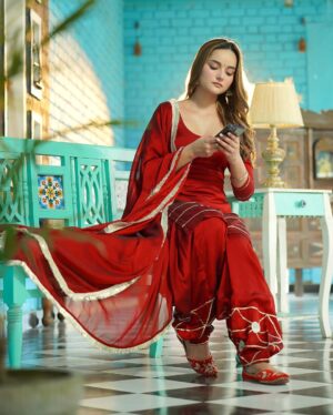Annie Rana Instagram - Suit Pawa Tan Zehar Ban Java 🥰🐍
.
Pictures By : @k_deepp_clicks 📸❤️
.
Makeup By : ME 😋
.
Hair By : @simran_kaur_hairs
.
#newpunjabisong #punjabisuit #redpunjabisuit #punjabimodel