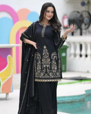 Annie Rana Instagram - Love For Black Suit is Endless 🥰❤️
.
Outfit From @the_amore_official ❤️
.
.
#blacksuit #preetharpal #punjabisuit #blackpunjabisuit #newpunjabisong