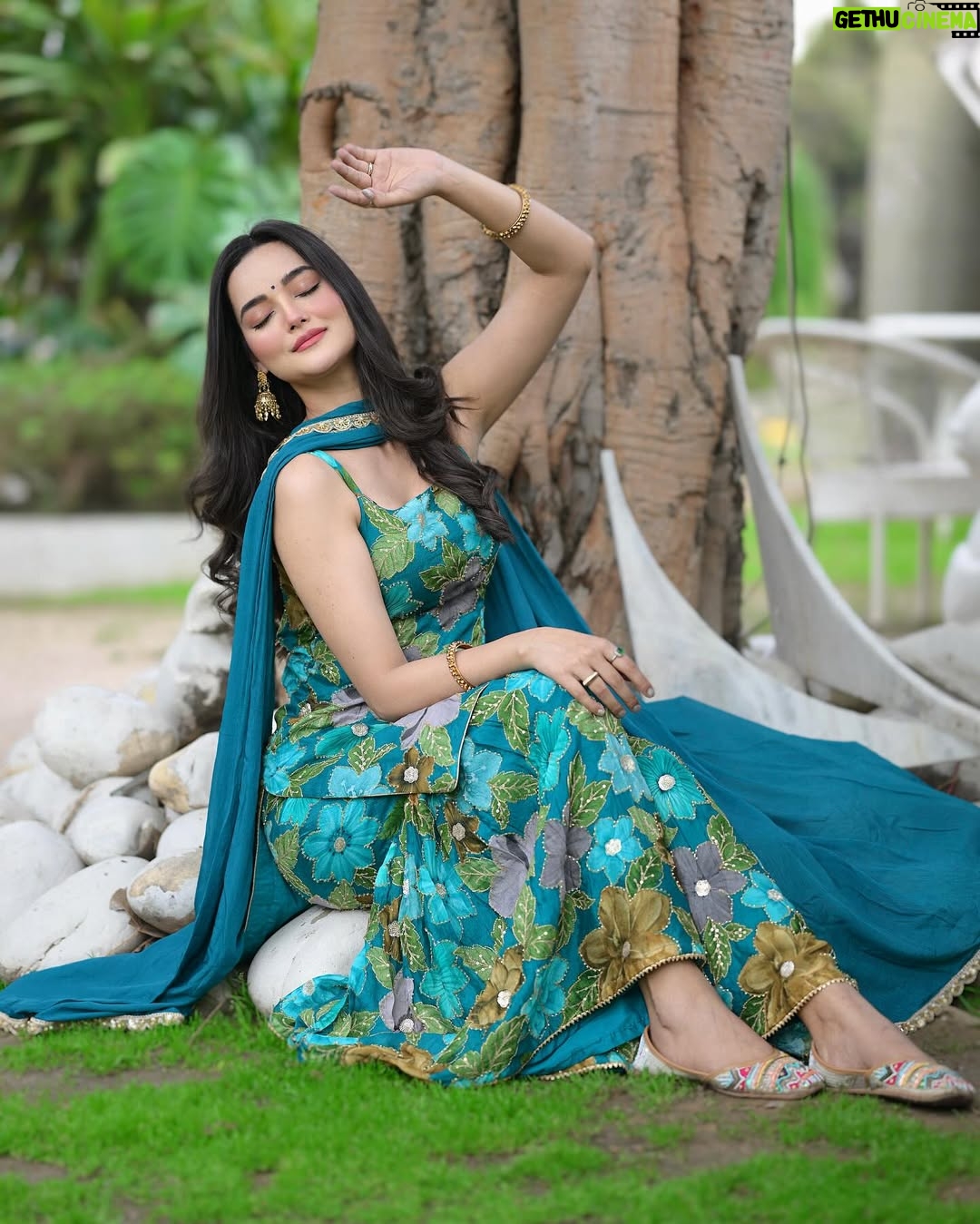 Annie Rana - 29.7K Likes - Lede Mainu Sohneya Sharara 🥰❤️
.
.
Sharara Suit From @manu_designer_studio_ ❤️
.
.
#sharara #shararasuit #punjabisuit #punjabimodel #shivjot #punjabisong #punjabilook