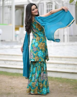 Annie Rana Instagram - Lede Mainu Sohneya Sharara 🥰❤️
.
.
Sharara Suit From @manu_designer_studio_ ❤️
.
.
#sharara #shararasuit #punjabisuit #punjabimodel #shivjot #punjabisong #punjabilook