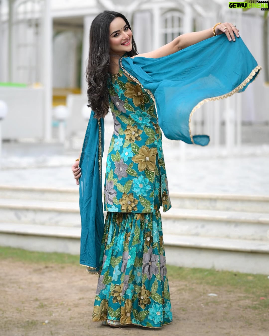 Annie Rana - 29.7K Likes - Lede Mainu Sohneya Sharara 🥰❤️
.
.
Sharara Suit From @manu_designer_studio_ ❤️
.
.
#sharara #shararasuit #punjabisuit #punjabimodel #shivjot #punjabisong #punjabilook