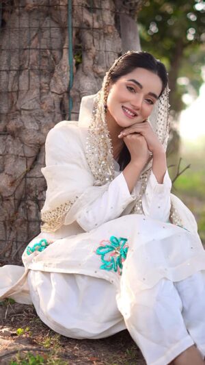 Annie Rana Instagram - Tere Toh Bs Pyar Han Mangdi 🥰❤️
.
.
.
#pyarnikarda #gkhan #punjabiromanticsong #newpunjabisong #punjabimodel #whitepunjabisuit