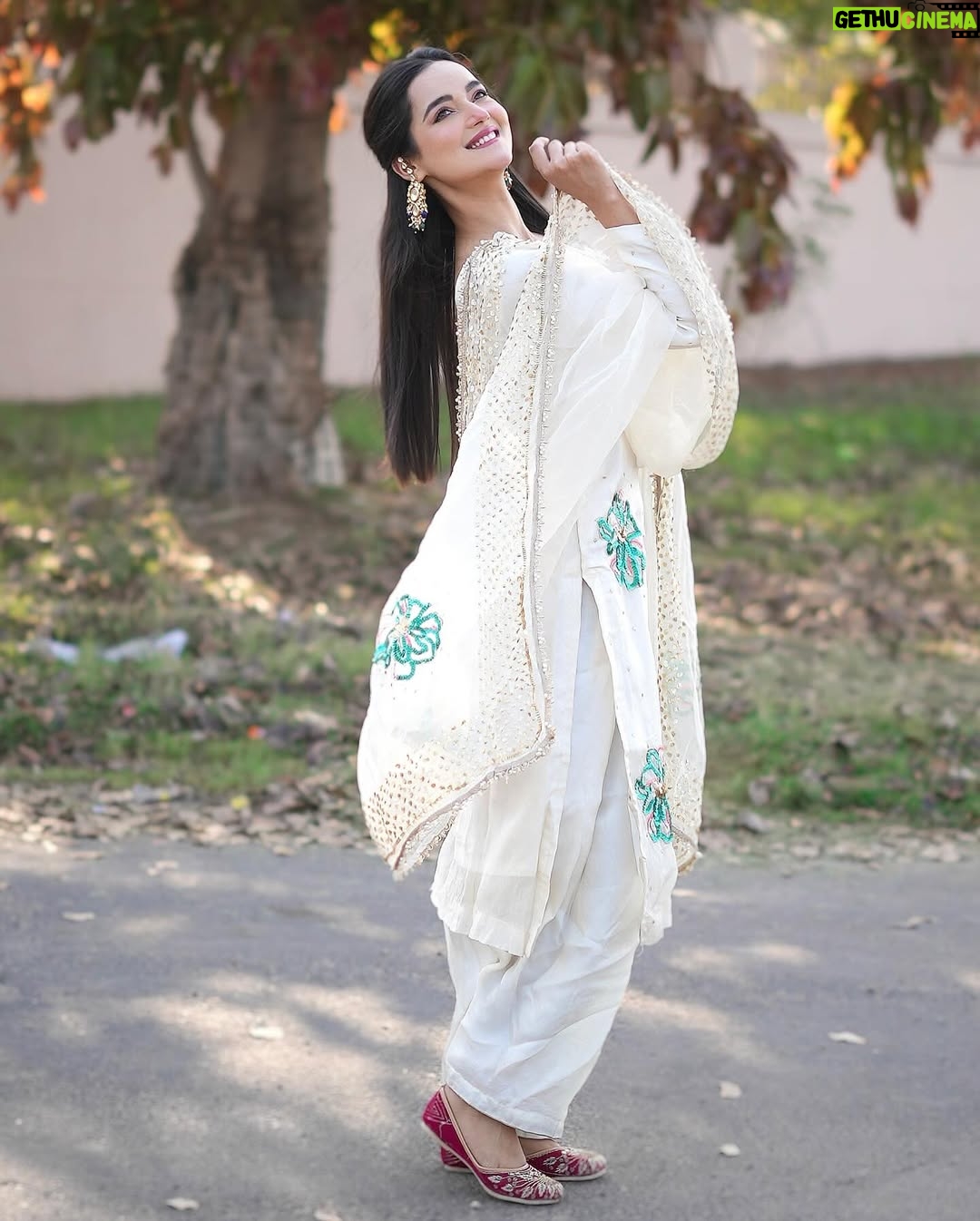Annie Rana - 19.7K Likes - Chitta Suit 🥰❤️