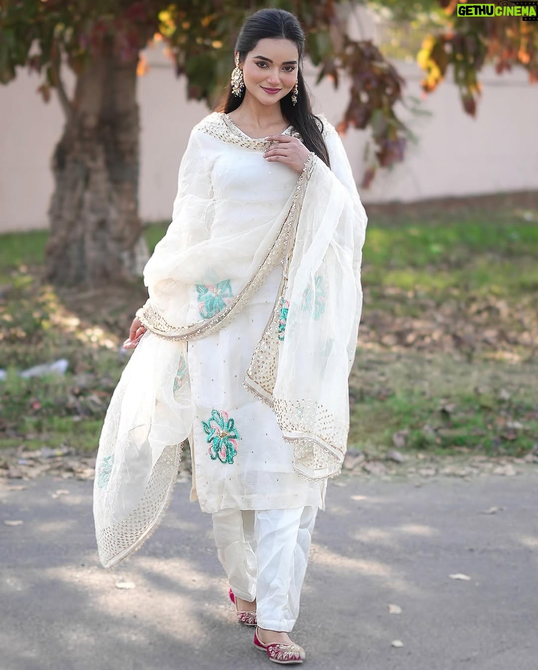 Annie Rana - 19.7K Likes - Chitta Suit 🥰❤️