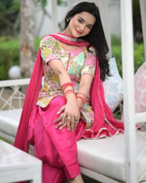 Annie Rana Instagram - 🌸🥰🌹
.
.
Wearing @manu_designer_studio_
.
#pinksuit #pantstraight #gurmanbhullar #gurnambhullarsongs #punjabimodel #punjabisong