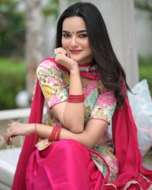 Annie Rana Instagram - 🌸🥰🌹
.
.
Wearing @manu_designer_studio_
.
#pinksuit #pantstraight #gurmanbhullar #gurnambhullarsongs #punjabimodel #punjabisong