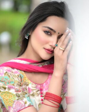 Annie Rana Instagram - 🌸🥰🌹
.
.
Wearing @manu_designer_studio_
.
#pinksuit #pantstraight #gurmanbhullar #gurnambhullarsongs #punjabimodel #punjabisong