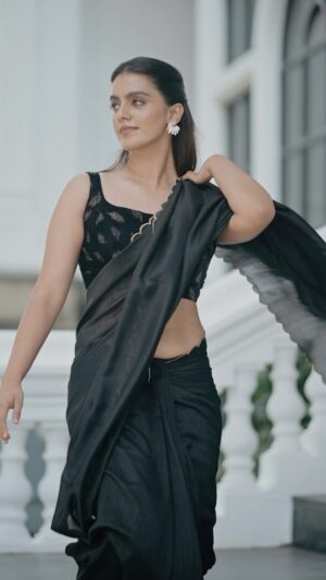 Ansha Mohan Instagram - 🖤👀

.
Wearing @garggyboutique 
Video @anandu._ps 
Mua @anjali__makeup_artist 
Drape @makeover_by_joshnaaa 
Edits @zabanziyad