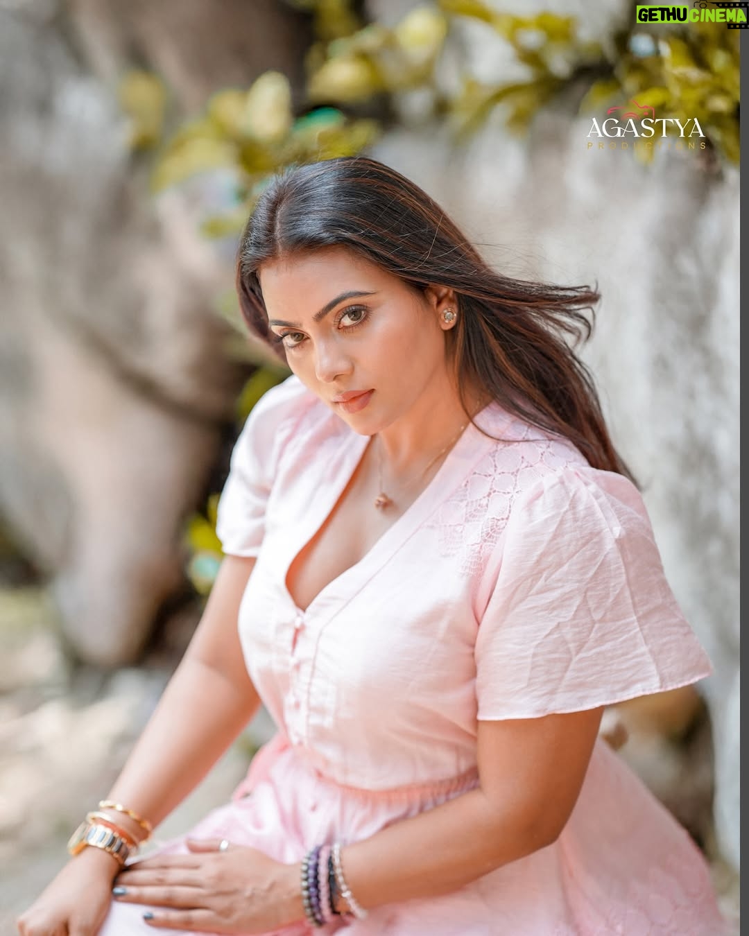 Anupama Prakash - 884 Likes - Gulabi aankhen, thodi shararat… thoda style.

#agastyaproductions #StreetPortrait #MoodyTones #RusticBackdrop #FashionWithStory 
#PhotographyVibes #PortraitPerfection #LensLove