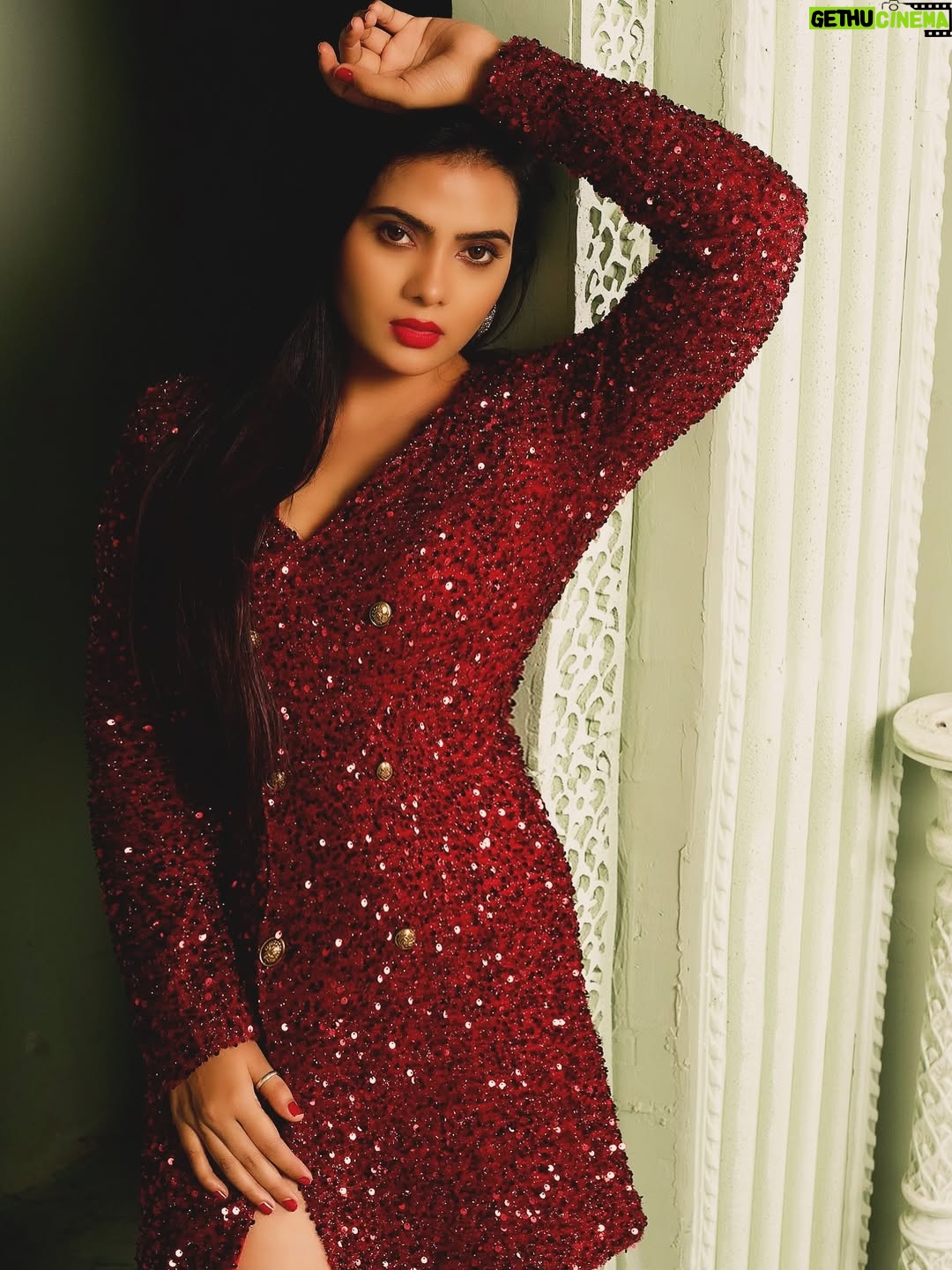 Anupama Prakash - 1K Likes - Draped in confidence, dipped in crimson dreams.
✨Own your shine, every step of the way.✨

#RedAffair #PowerPose #BoldAndBeautiful #SequinMagic #QueenVibes #AnupamaPrakash #StyleStatement #GlowUpGameStrong #IndianDivas #EleganceUnleashed