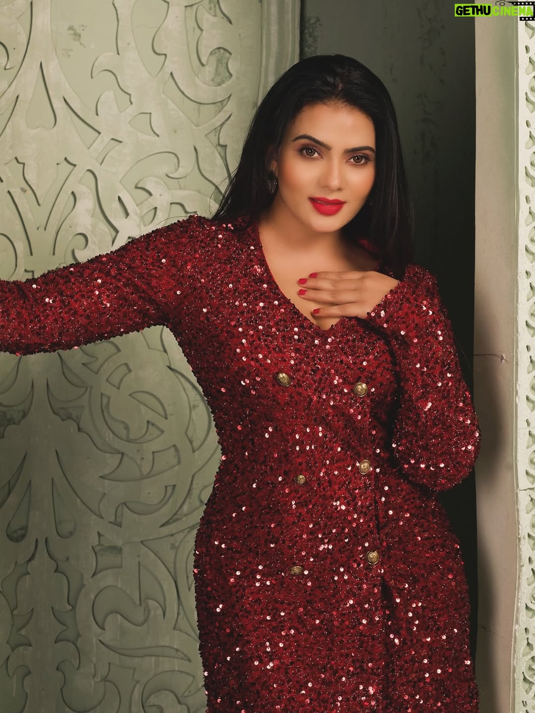 Anupama Prakash - 1K Likes - Draped in confidence, dipped in crimson dreams.
✨Own your shine, every step of the way.✨

#RedAffair #PowerPose #BoldAndBeautiful #SequinMagic #QueenVibes #AnupamaPrakash #StyleStatement #GlowUpGameStrong #IndianDivas #EleganceUnleashed