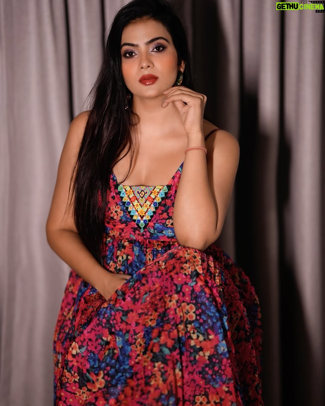 Anupama Prakash - 1K Likes - SELF CONFIDENCE 🧿😊🙏
IS THE BEST OUTFIT.
ROCK IT AND OWN IT 😎
photography-  @akshay.meriya